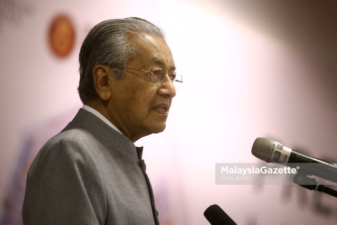 Perdana Menteri Tun Dr Mahathir Mohamad yang kembali menghadiri mesyuarat ASEAN selepas 15 tahun berkata Malaysia amat bimbang dengan aliran mega global terkini yang melibatkan perang perdagangan antara kuasa-kuasa utama dunia.