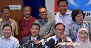 Presiden PKR, Datuk Seri Anwar Ibrahim bercakap pada sidang media mengenai Pilihan Raya Kecil (PRK) Parlimen P.132 Port Dickson di Ibu Pejabat PKR, Petaling Jaya, Selangor. foto FAREEZ FADZIL, 21 SEPTEMBER 2018