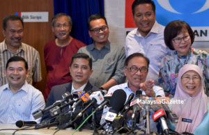 Presiden PKR, Datuk Seri Anwar Ibrahim bercakap pada sidang media mengenai Pilihan Raya Kecil (PRK) Parlimen P.132 Port Dickson di Ibu Pejabat PKR, Petaling Jaya, Selangor. foto FAREEZ FADZIL, 21 SEPTEMBER 2018