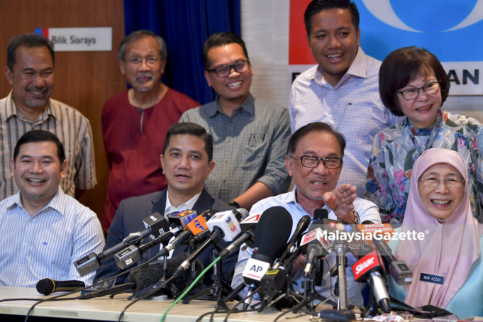 Presiden PKR, Datuk Seri Anwar Ibrahim bercakap pada sidang media mengenai Pilihan Raya Kecil (PRK) Parlimen P.132 Port Dickson di Ibu Pejabat PKR, Petaling Jaya, Selangor. foto FAREEZ FADZIL, 21 SEPTEMBER 2018