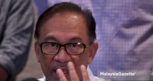 Presiden Parti Keadilan Rakyat (PKR), Datuk Seri Anwar Ibrahim bercakap pada sidang media mengenai Pilihan Raya Kecil (PRK) Parlimen P.132 Port Dickson di Ibu Pejabat PKR, Petaling Jaya, Selangor. foto FAREEZ FADZIL, 21 SEPTEMBER 2018