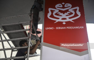 Tun Dr Mahathir Mohamad membayangkan parti UMNO, sebagai tulang belakang kepada Barisan Nasional (BN) yang tewas pada Pilihan Raya Umum Mei lepas, akan berhadapan satu kejatuhan.