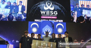 Menteri Belia dan Sukan Malaysia, Syed Saddiq Syed Abdul Rahman bergambar bersama juara kesuluruhan pasukan "Froz Fire" sambil memegang replika cek wang tunai pada Majlis Penutup Malaysian National Qualifiers Finals di Quill City Mall, Kuala Lumpur. foto AFFAN FAUZI, 23 SEPTEMBER 2018