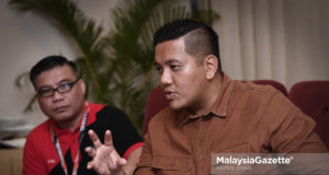 Calon Ketua Angkatan Muda Keadilan (AMK), Afif Bahardin (kanan) bercakap kepada media selepas Majlis Penutup Malaysia International Vape Summit (MIVAS 2018) di PWTC, Kuala Lumpur. foto HAZROL ZAINAL, 23 SEPTEMBER 2018.