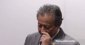 Bekas Menteri Luar yang juga Ahli Parlimen Barisan Nasional, Datuk Seri Anifah Aman mengumumkan keluar UMNO.