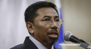 Penolong Gabenor Bank Negara Malaysia (BNM), Abu Hassan Alshari Yahaya bercakap pada sidang media berkenaan isu semasa di Kementerian Kewangan, Presint 2, Putrajaya. foto AFIQ RAZALI, 25 SEPTEMBER 2018.
