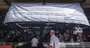 Notis larangan mengambil warga asing sebagai pembantu atau pekerja oleh Dewan Bandaraya Kuala Lumpur pada Majlis Sifar Peniaga Warga Asing di Pasar Raja Bot, Jalan Tuanku Abdul Rahman, Kuala Lumpur. foto AFIQ RAZALI, 25 SEPTEMBER 2018.