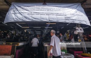 Notis larangan mengambil warga asing sebagai pembantu atau pekerja oleh Dewan Bandaraya Kuala Lumpur pada Majlis Sifar Peniaga Warga Asing di Pasar Raja Bot, Jalan Tuanku Abdul Rahman, Kuala Lumpur. foto AFIQ RAZALI, 25 SEPTEMBER 2018.