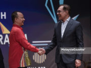 SD sokong Anwar: Sudah 24 jam, Maszlee Malik masih membisu Ketua Umum Parti Keadilan Rakyat (PKR), Datuk Seri Anwar Ibrahim (kanan) bersalaman dengan Menteri Pendidikan, Dr. Maszlee Malik (kiri) pada majlis Syarahan Negarawan 2018 di Balai Budaya Tun Syed Nasir, Wisma DBP, Kuala Lumpur. foto SYAFIQ AMBAK, 25 SEPTEMBER 2018.