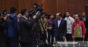 Ketua Umum Parti Keadilan Rakyat (PKR), Datuk Seri Anwar Ibrahim diiringi Menteri Pendidikan, Dr. Maszlee Malik (kanan) bertanyakan sesuatu kepada media pada majlis Syarahan Negarawan 2018 di Balai Budaya Tun Syed Nasir, Wisma DBP, Kuala Lumpur. foto SYAFIQ AMBAK, 25 SEPTEMBER 2018.