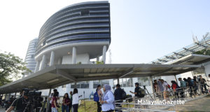 Sebahagian para media menunggu ketibaan Datin Seri Rosmah Mansor iaitu isteri bekas Perdana Menteri, Datuk Seri Najib Razak bagi memberi keterangan berkenaan penggubahan wang haram di perkarangan Sururanjaya Pencegahan Rasuah Malaysia, Putrajaya. foto SYAFIQ AMBAK, 26 SEPTEMBER 2018.