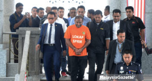 Ahli Parlimen Baling, Datuk Seri Abdul Azeez Abdul Rahim bersama dua ahli keluarganya diiringi pegawai SPRM berjalan keluar selepas mendapatkan perintah tahanan reman selama empat hari berhubung salah laku berkaitan kontrak Tabung Haji di Mahkamah Majistret Putrajaya, Putrajaya. foto IQBAL BASRI, 26 SEPTEMBER 2018.