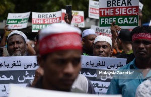 Kerajaan lama atau baharu, isu Palestin Malaysia tetap komited Sebahagian dari ratusan umat Islam yang menyertai Himpunan Soladiriti Ummah memegang pelbagai placard pada himpunan yang mengutuk kekejaman keatas penganut agama Islam di Myanmar, Syria dan Palestin anjuran Dewan Pemuda PAS Malaysia di perkarangan Masjid Negara, Kuala Lumpur. foto SAFWAN MANSOR, 26 NOVEMBER 2016