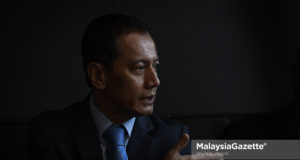 Pengerusi Suruhanjaya Pilihan Raya (SPR), Azhar Azizan Harun bercakap pada sidang media pada hari pertamanya memulakan tugas di Menara SPR, Putrajaya. foto HAZROL ZAINAL, 28 SEPTEMBER 2018.