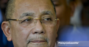 Calon bebas, Tan Sri Isa Samad bercakap kepada media selepas melawat penduduk Kampung Jimah Lama sempena kempen Pilihan Raya Kecil (PRK) P.132 Port Dickson di Port Dickson, Negeri Sembilan. foto FAREEZ FADZIL, 30 SEPTEMBER 2018