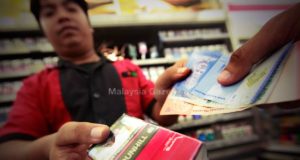Semasa Cukai Barangan dan Perkhidmatan (GST) disifarkan pada 1 Jun lalu, Kementerian Kesihatan dan Kementerian Kewangan menyatakan bahawa syarikat-syarikat tembakau dilarang menurunkan harga dengan 6.0 peratus GST yang dikenakan ke atas rokok. - Foto hiasan