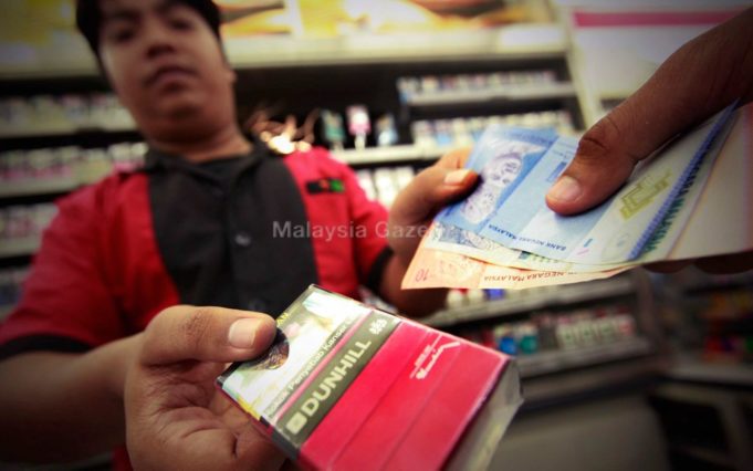 Semasa Cukai Barangan dan Perkhidmatan (GST) disifarkan pada 1 Jun lalu, Kementerian Kesihatan dan Kementerian Kewangan menyatakan bahawa syarikat-syarikat tembakau dilarang menurunkan harga dengan 6.0 peratus GST yang dikenakan ke atas rokok. - Foto hiasan