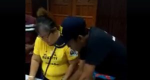Video dari Facebook Chegubard yang menunjukkan petugas JPP Pemilihan PKR 2018 bertindak menanda e voting pengundi.