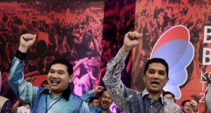 Mereka dilihat 'mesra' di hadapan media yang membuat liputan sidang media Presiden PRK, Datuk Seri Anwar Ibrahim di ibu pejabat parti itu hari ini.