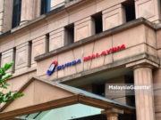 Bursa Malaysia dibuka dengan kecenderungan negatif hari ini, berikutan harga minyak sawit mentah (MSM) dan harga minyak mentah yang rendah terus mempengaruhi sentimen pasaran.