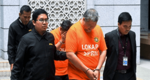 Dua pegawai kanan termasuk pengarah urusan sebuah anak syarikat Felcra Berhad direman lima hari bagi membantu siasatan kes penyelewengan dana kerajaan dan pengagihan kontrak latihan bernilai RM4 juta. 