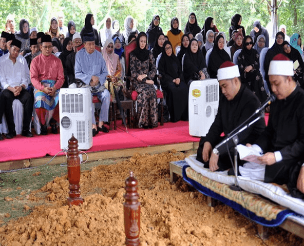 Jenazah bekas Menteri Besar Selangor Tan Sri Dr Abu Hassan Omar selamat dikebumikan di Makam Diraja Shah Alam, di sini, kira-kira pukul 2.30 petang hari ini.