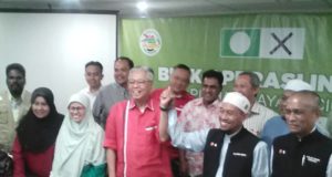 Ismail Sabri dan Sallehen mengangkat tangan sebagai tanda kerjasama mantap UMNO dan Pas untuk mengalahkan calon PH di DUN Seri Setia.