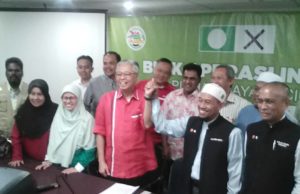 Ismail Sabri dan Sallehen mengangkat tangan sebagai tanda kerjasama mantap UMNO dan Pas untuk mengalahkan calon PH di DUN Seri Setia.