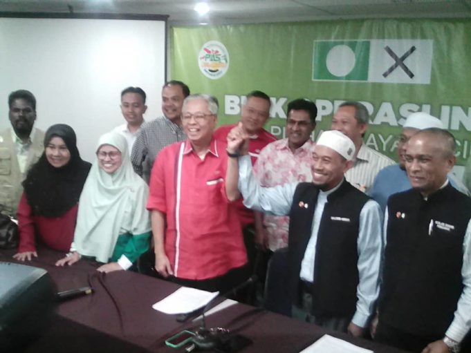 Ismail Sabri dan Sallehen mengangkat tangan sebagai tanda kerjasama mantap UMNO dan Pas untuk mengalahkan calon PH di DUN Seri Setia.