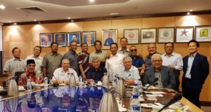 Sebahagian dari wakl rakyat UMNO yang hadir dalam pertemuan bersama Presiden UMNO, Datuk Seri Ahmad Zahid Hamidi di Menara Dato Onn.