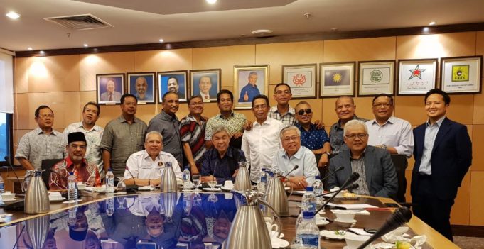 Sebahagian dari wakl rakyat UMNO yang hadir dalam pertemuan bersama Presiden UMNO, Datuk Seri Ahmad Zahid Hamidi di Menara Dato Onn.