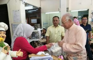 Datuk Seri Najib Tun Razak singgah di kedai Pau Yik Mun di Tanjung Malim untuk menikmati pau. - foto Facebook Najib