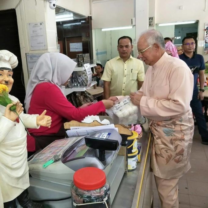 Datuk Seri Najib Tun Razak singgah di kedai Pau Yik Mun di Tanjung Malim untuk menikmati pau. - foto Facebook Najib