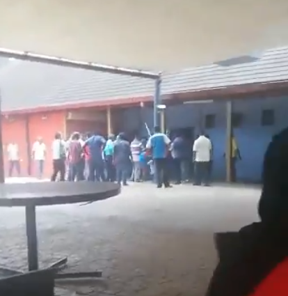 pkrpukul Insiden pukul memukul berlaku di Cabang PKR Sungai Petani pagi ini.