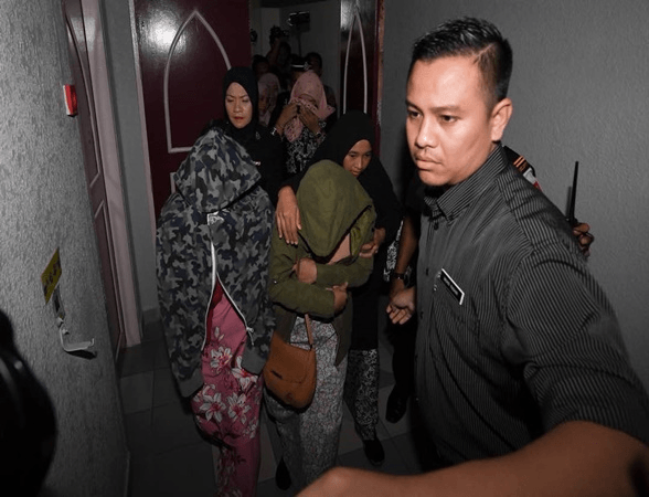 Hukuman itu yang dijalankan di bilik mahkamah Mahkamah Tinggi Syariah Terengganu di sini, hari ini adalah yang pertama kali berlaku di negara ini membabitkan kesalahan seumpamanya dan disaksikan oleh lebih 100 orang termasuk pengamal media, keluarga dan peguam syarie.