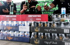 Polis merampas 1,030 botol wiski dan 1,767 tin bir pelbagai jenama. - foto BERNAMA