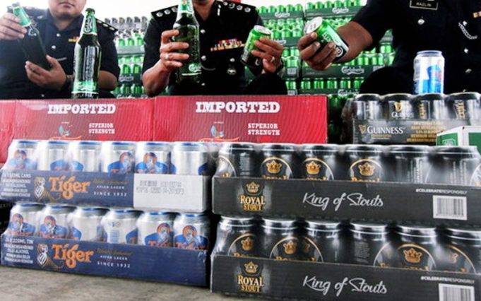 Polis merampas 1,030 botol wiski dan 1,767 tin bir pelbagai jenama. - foto BERNAMA