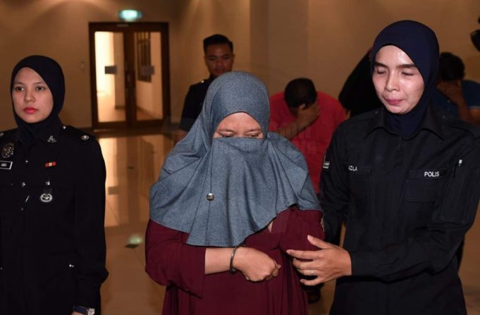 Tertuduh, Uji Che Mat, 43, dan suaminya Mohd Zamzuri Abdul Manap, 42, masing-masing mengaku tidak bersalah sebaik pertuduhan dibacakan kepada mereka di hadapan Hakim Dazuki Ali.