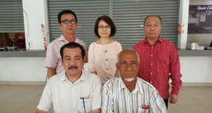 Setiausaha Agung Parti Rakyat Malaysia (PRM), Tang Hiang Lye (duduk kiri sekali) bersama Presiden PRM, Mohd. Hashim Saaludin semasa sidang media di Kuala Lumpur hari ini.
