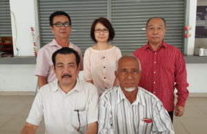 Setiausaha Agung Parti Rakyat Malaysia (PRM), Tang Hiang Lye (duduk kiri sekali) bersama Presiden PRM, Mohd. Hashim Saaludin semasa sidang media di Kuala Lumpur hari ini.