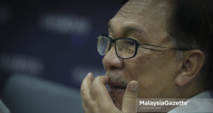 Calon Pakatan Harapan P.132 Port Dickson, Datuk Seri Anwar Ibrahim bercakap pada sidang media sempena Pilihan Raya Kecil (PRK) P.132 Port Dickson di Bilik Gerakan Utama (BGU) Pakatan Haparan, Port Dickson, Negeri Sembilan, foto SYAFIQ AMBAK, 01 OKTOBER 2018