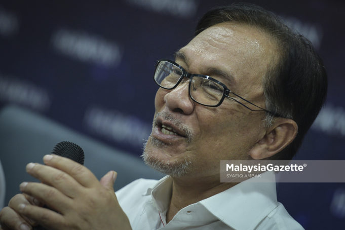Presiden PKR, Datuk Seri Anwar Ibrahim yang juga Anggota Parlimen Port Dickson merupakan antara 13 anggota parlimen yang belum mengisytiharkan harta kepada Suruhanjaya Pencegahan Rasuah Malaysia (SPRM).