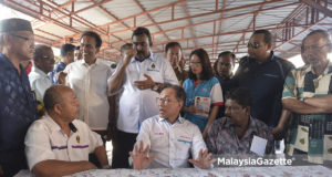 Kelihatan bekas Naib Presiden MIC, S. Sothinathan bersama calon Pakatan Harapan P.132 Port Dickson, Datuk Seri Anwar Ibrahim beramah mesra dengan ahli persatuan pemandu teksi sempena kempen Pilihan Raya Kecil (PRK) P.132 Port Dickson di Hentian Bas dan Teksi Port Dickson, Negeri Sembilan. foto SYAFIQ AMBAK, 02 OKTOBER 2018.