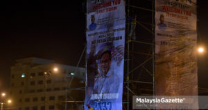 Pekerja memasang banting gergasi Anwar Ibrahim sempena kempen Pilihan Raya Kecil (PRK) P.132 Port Dickson ketika tinjauan lensa Malaysia Gazette di Port Dickson, Negeri Sembilan. foto FAREEZ FADZIL, 02 OKTOBER 2018