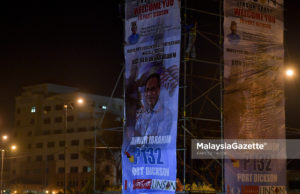 Pekerja memasang banting gergasi Anwar Ibrahim sempena kempen Pilihan Raya Kecil (PRK) P.132 Port Dickson ketika tinjauan lensa Malaysia Gazette di Port Dickson, Negeri Sembilan. foto FAREEZ FADZIL, 02 OKTOBER 2018
