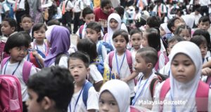 Wajah-wajah cilik menghadiri sesi perhimpunan khas ketika tinjauan lensa MalaysiaGazette hari pertama persekolahan bagi sesi 2017 di Sekolah Kebangsaan Setia Alam, Shah Alam. foto ASHRAF MUSTAQIM BADRUL MUNIR, 03 JANUARI 2017.