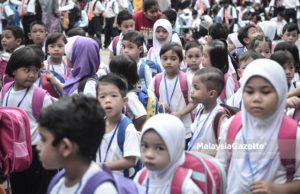 Wajah-wajah cilik menghadiri sesi perhimpunan khas ketika tinjauan lensa MalaysiaGazette hari pertama persekolahan bagi sesi 2017 di Sekolah Kebangsaan Setia Alam, Shah Alam. foto ASHRAF MUSTAQIM BADRUL MUNIR, 03 JANUARI 2017.