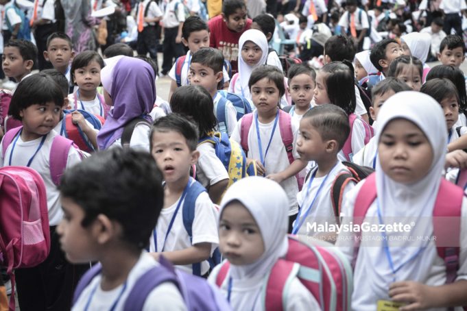 Wajah-wajah cilik menghadiri sesi perhimpunan khas ketika tinjauan lensa MalaysiaGazette hari pertama persekolahan bagi sesi 2017 di Sekolah Kebangsaan Setia Alam, Shah Alam. foto ASHRAF MUSTAQIM BADRUL MUNIR, 03 JANUARI 2017.