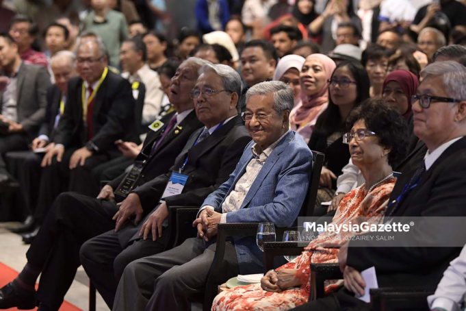 Perdana Menteri, Tun Dr. Mahathir Mohamad dan isteri, Tun Dr. Siti Hasmah Mohamad Ali hadir pada Majlis Persidangan Sulung Hari Warga Emas Sedunia 2018 di Petrosains, Suria KLCC, Kuala Lumpur. foto NOOR ASREKUZAIREY SALIM, 06 OKTOBER 2018