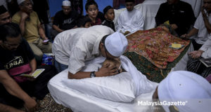 Ketua Pegawai Eksekutif Alam Flora, Datuk Mohd Zain Hassan mencium jenazah bapanya, Allahyarham Tan Sri Hassan Azhari di kediamannya Keramat, Kuala Lumpur. foto HAZROL ZAINAL, 06 OKTOBER 2018.